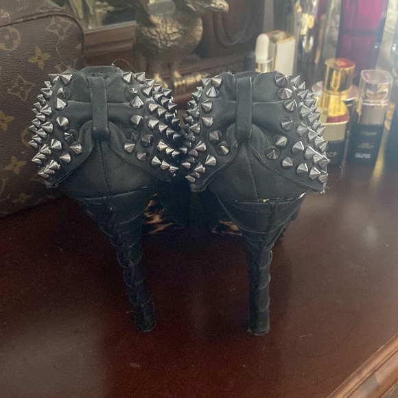 Betsey Johnson black stud bow shoes heels size 8M - Picture 2 of 4
